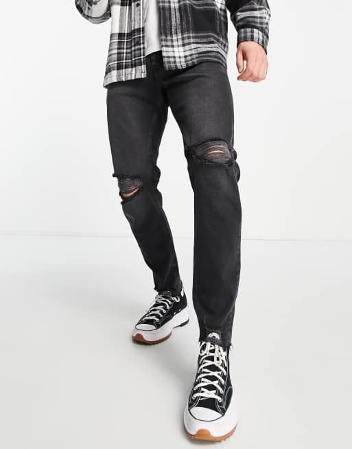 ASOS DESIGN – Stretch-Karottenjeans in verwaschenem Schwarz mit Zierrissen