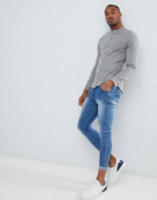 grey shirt with light blue jeans