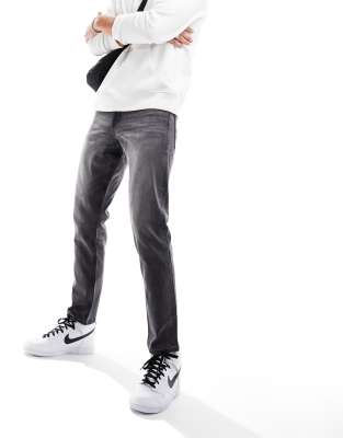 Skinny jeans cheap and nikes