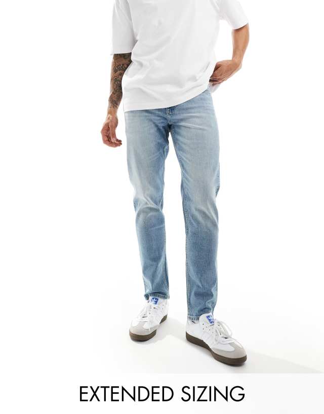 ASOS DESIGN - stretch tapered jeans in light wash blue