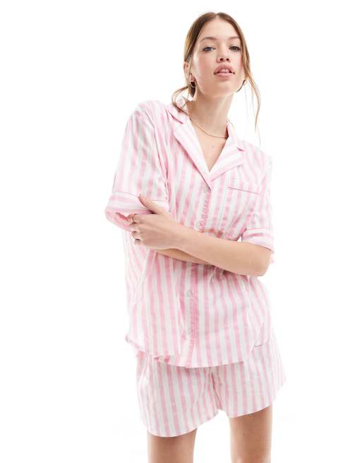 ASOS DESIGN - Stribet og pink pyjamassæt med kortærmet skjorte og boksershorts i vævet stof 