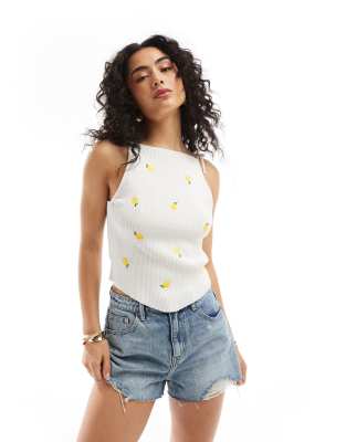 ASOS DESIGN - Strick-Camisole in Cremeweiß mit gebundenen Trägern und gesticktem Zitronenmuster