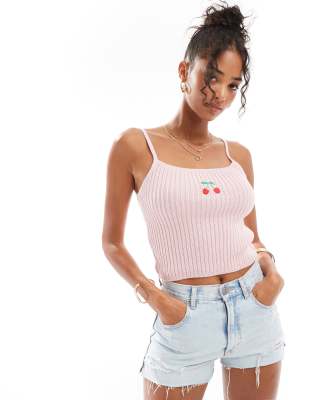 ASOS DESIGN - Strick-Camisole in Rosa mit gesticktem Kirschenmotiv