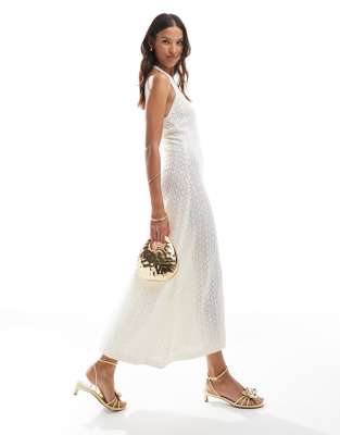 ASOS DESIGN - Strick-Maxikleid in Ecru mit Neckholder und goldfarbener Muschel-Weiß