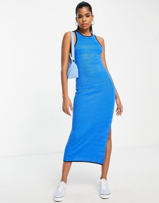 ASOS DESIGN - Strick-Midikleid in Blau mit Spacedye-Optik und Kontrastborte