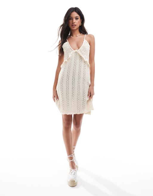 ASOS DESIGN – Strick-Minikleid in Cremeweiß mit Lochstickerei und Trägern