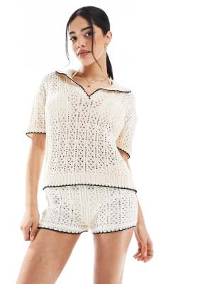 ASOS DESIGN - Strick-Oberteil in Elfenbein mit Polokragen und Zierstreifen aus Kontrast-Languettenstich, Kombiteil-Weiß
