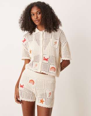 ASOS DESIGN - Strick-Shorts in Creme mit gestickten Meeresmotiven, Kombiteil-Weiß