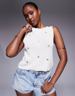 ASOS DESIGN - Strick-Tanktop in Ecru mit goldfarbenen Ziermuscheln-Weiß
