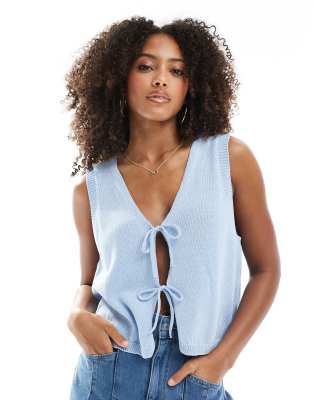 ASOS DESIGN - Strick-Tanktop in Hellblau mit V-Ausschnitt und Bindeschleifen vorn