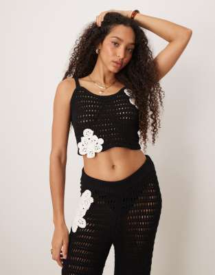 ASOS DESIGN - Strick-Trägertop in Schwarz mit gehäkelten Aufnähern in Weiß, Kombiteil