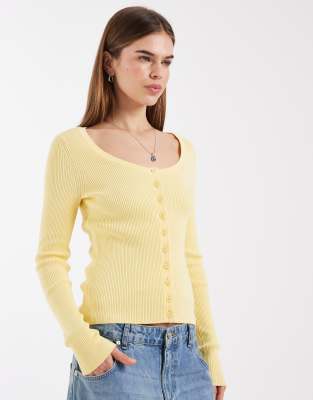 ASOS DESIGN - Strickjacke aus Baumwollmix in Buttermilchgelb mit weitem U-Ausschnitt