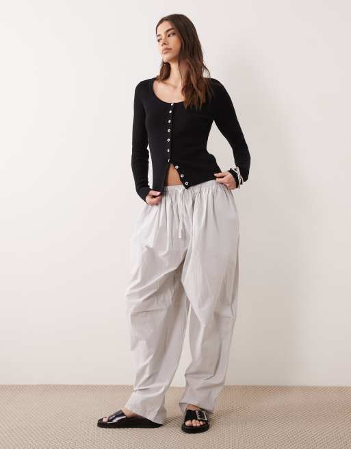 ASOS DESIGN – Strickjacke aus Baumwollmix in Schwarz mit U-Ausschnitt und Kontrastknöpfen, 2 von 4