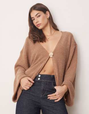 ASOS DESIGN - Strickjacke aus geripptem Bouclé in Kakaobraun mit goldfarbenem Knopf