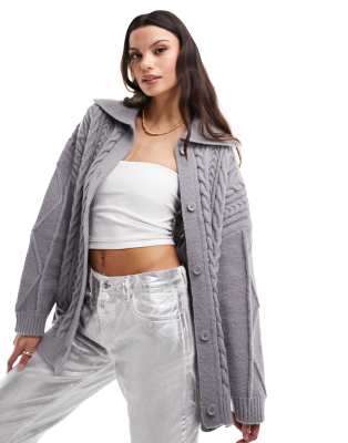 ASOS DESIGN - Strickjacke aus grobem Strick in Grau mit Zopfmuster