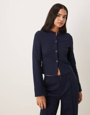 ASOS DESIGN - Strickjacke aus Interlock-Stoff in Marineblau mit Krempel-Manschetten