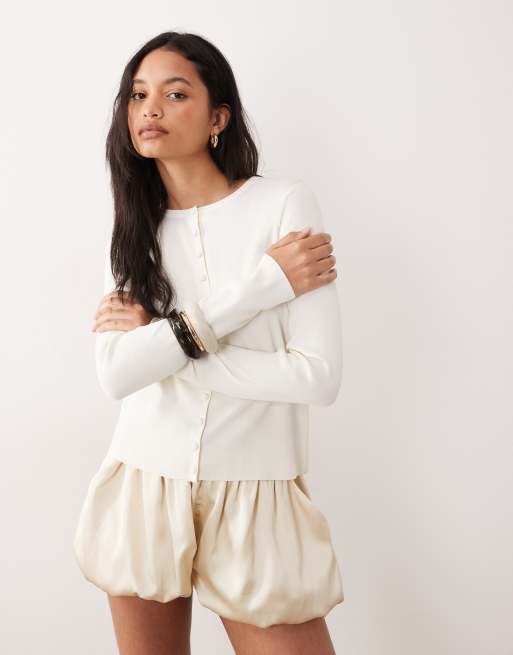 ASOS DESIGN – Strickjacke aus kompaktem Material in Creme mit Rundhalsausschnitt und stoffbezogenen Knöpfen, 2 von 4