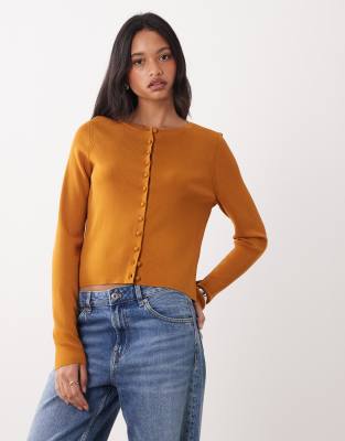 ASOS DESIGN - Strickjacke aus kompaktem Material in Toffee mit Rundhalsausschnitt und stoffbezogenen Knöpfen-Brown