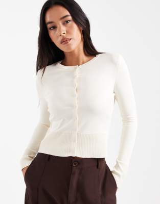 ASOS DESIGN - Strickjacke aus Kompaktstrick in Ecru mit Druckknöpfen-Weiß