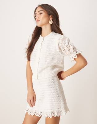 ASOS DESIGN - Strickjacke aus Strickstoff in Weiß mit Ziermaschen und gewebtem Saum