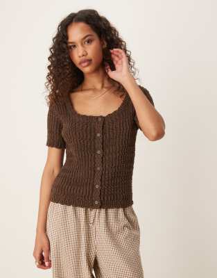 ASOS DESIGN - Strickjacke aus strukturiertem Garn in Schokobraun mit U-Ausschnitt und Knopfleiste