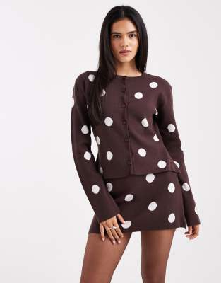 ASOS DESIGN - Strickjacke aus superweichem Kompaktstrick in Braun mit Polka Dots, Kombiteil-Brown