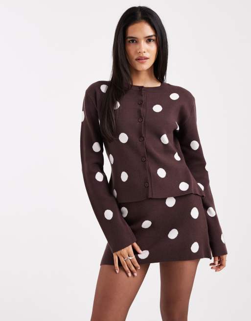 ASOS DESIGN – Strickjacke aus superweichem Kompaktstrick in Braun mit Polka Dots, Kombiteil