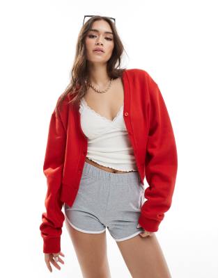 ASOS DESIGN - Strickjacke aus Sweatshirt-Stoff in Rot mit durchgehender Knopfleiste