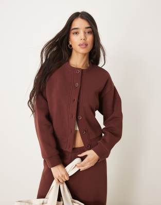 ASOS DESIGN - Strickjacke aus Sweatstoff in Schokobraun mit Rundhalsausschnitt, Kombiteil