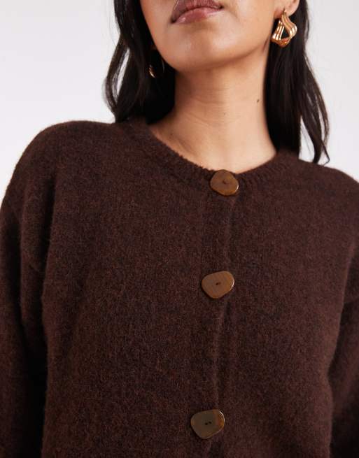 ASOS DESIGN – Strickjacke aus Wollmix in Schokobraun mit markanten Knöpfen, 3 von 4