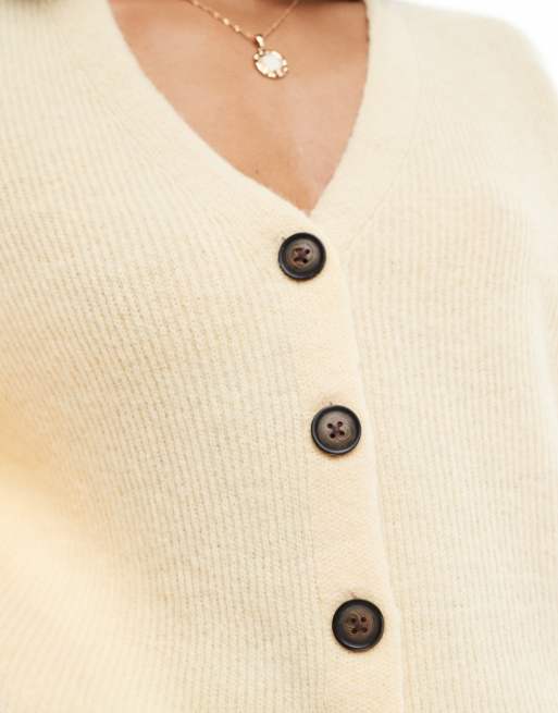 ASOS DESIGN – Strickjacke im lockerem Strick-Look in Buttermilch mit V-Ausschnitt, 3 von 4
