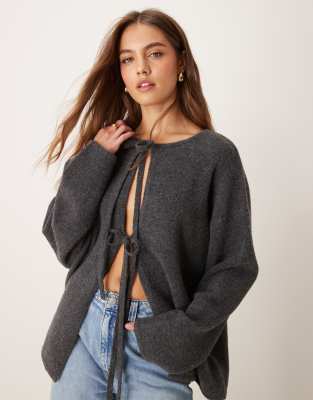 ASOS DESIGN - Strickjacke in Anthrazit mit gebundenen Schleifen auf der Vorderseite-Grau