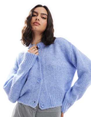 ASOS DESIGN - Strickjacke in Babyblau mit Rundhalsausschnitt mit Lochmuster