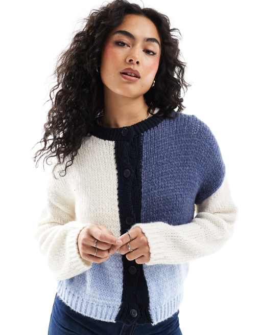 ASOS DESIGN – Strickjacke in Blau mit Farbblockdesign und Rundhalsausschnitt