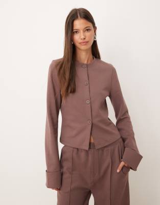 ASOS DESIGN - Strickjacke in Braun mit Krempel-Manschetten-Brown