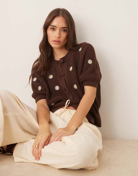 ASOS DESIGN – Strickjacke in Braun mit Raglanärmeln und aufgestickten Gänseblümchen - view 1