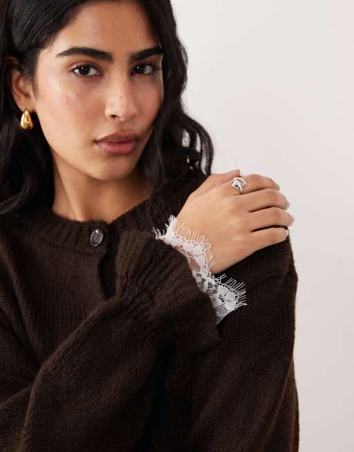 ASOS DESIGN – Strickjacke in Braun mit Spitzeneinsätzen und Knopfleiste, 3 von 4