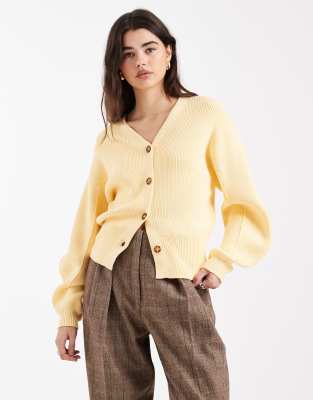 ASOS DESIGN - Strickjacke in Buttermilchgelb mit betonten Ärmeln