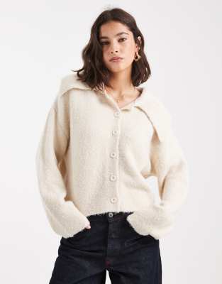 ASOS DESIGN - Strickjacke in Creme mit abstehendem Kragen-Weiß