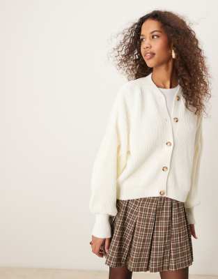 ASOS DESIGN - Strickjacke in Creme mit Oversize-Ballonärmeln-Weiß