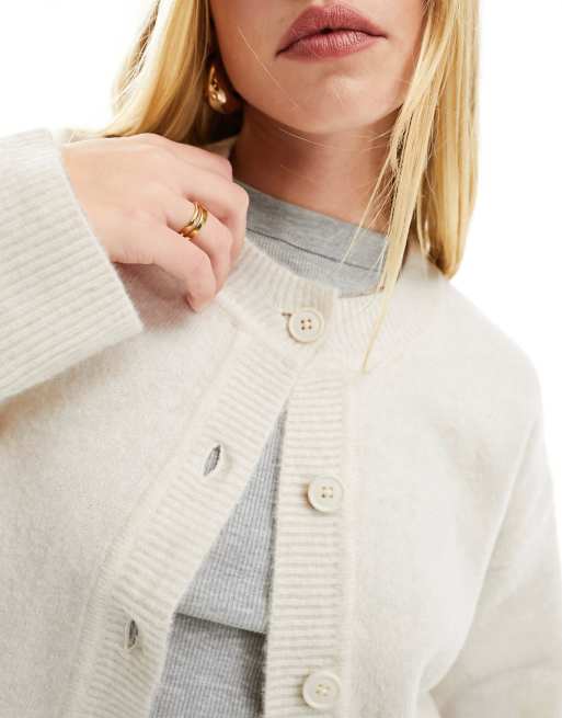 ASOS DESIGN – Strickjacke in Creme mit Streifen, durchgehender Knopfleiste und Rundhalsausschnitt, 4 von 4