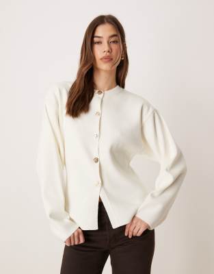 ASOS DESIGN - Strickjacke in Creme mit Struktur, Rundhalsausschnitt und goldfarbenen Knöpfen-Weiß