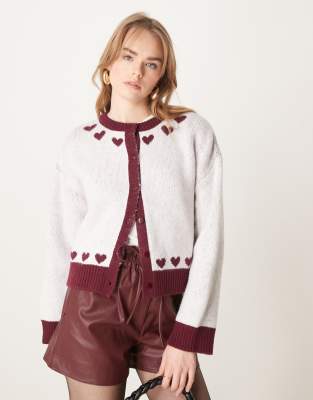 ASOS DESIGN - Strickjacke in Cremeweiß mit Herzmuster