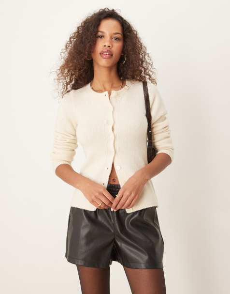ASOS DESIGN – Strickjacke in Cremeweiß mit Rundhalsausschnitt und mehreren Knöpfen - view 1