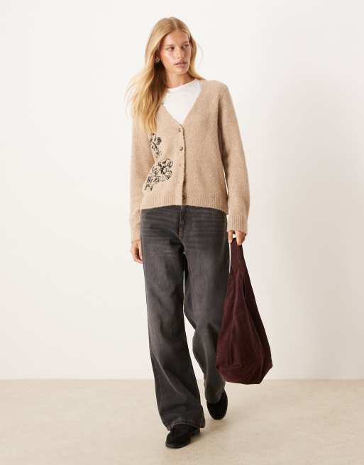ASOS DESIGN – Strickjacke in Ecru mit Blumenstickerei und Wollanteil, 3 von 4