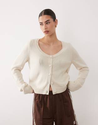 ASOS DESIGN - Strickjacke in Ecru mit U-Ausschnitt-Weiß