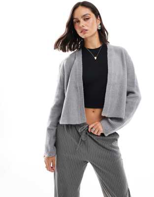 ASOS DESIGN - Strickjacke in Grau mit offenem Design-Bunt