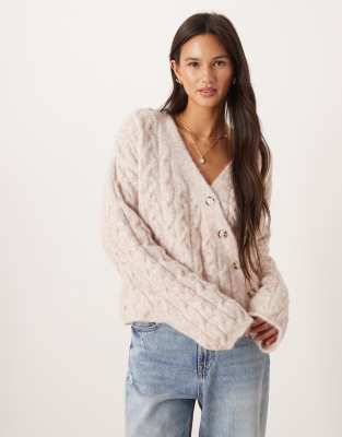 ASOS DESIGN - Strickjacke in Haferbeige mit Zopfmuster und asymmetrischer Knopfleiste-Brown