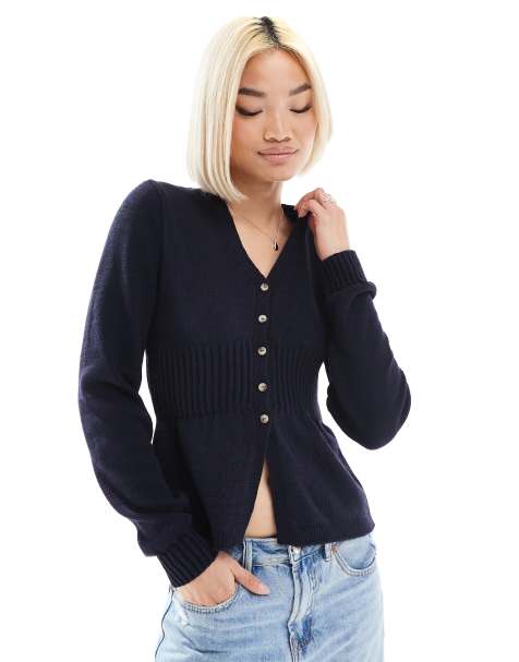 ASOS DESIGN – Strickjacke in Marineblau mit V-Ausschnitt und strukturierter Taille - view 1