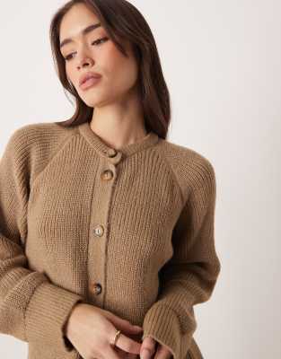 ASOS DESIGN - Strickjacke in Mokka mit hohem Kragen-Neutral